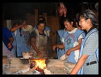 Femmes et filles à la cuisine