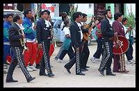 Des mariachis, en procession