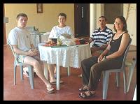 Famille au complet à l'hôtel 'Bizarre'