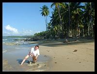 Yannick, ouvrant une noix de coco!