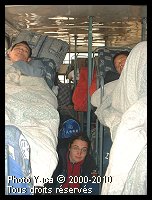 Caroline dans le couloir 
du bus couchette...