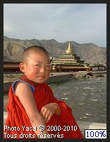 Jeune moine devant le monastère