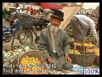 Vendeur au marché de Kasghar