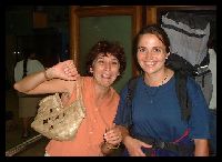 Cathy et Caroline à l'aéroport!