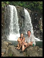 Caroline et Yannick, devant la cascade